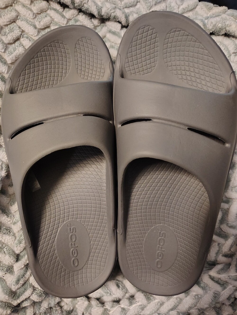 Oofos Women's Size 6/Men's Size 4 Grey Slides